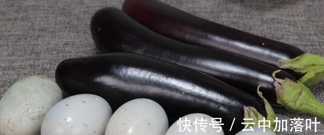 做法|茄子和皮蛋这个创新做法火了,我们家百吃不厌,招待客人有面子!