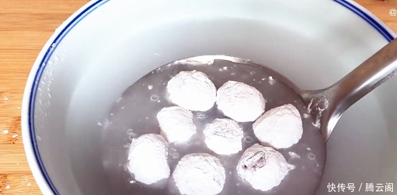 把火龙果倒入滚烫的开水中,瞬间变美食,孩子们就爱这样吃,真香