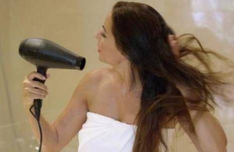 头发洗完，“吹干”还是“自然干”？很多人掉入陷阱，难怪油得快