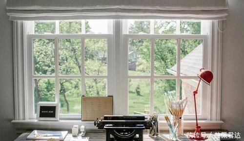 擦玻璃不用爬窗,有个小妙招,让玻璃干干净净