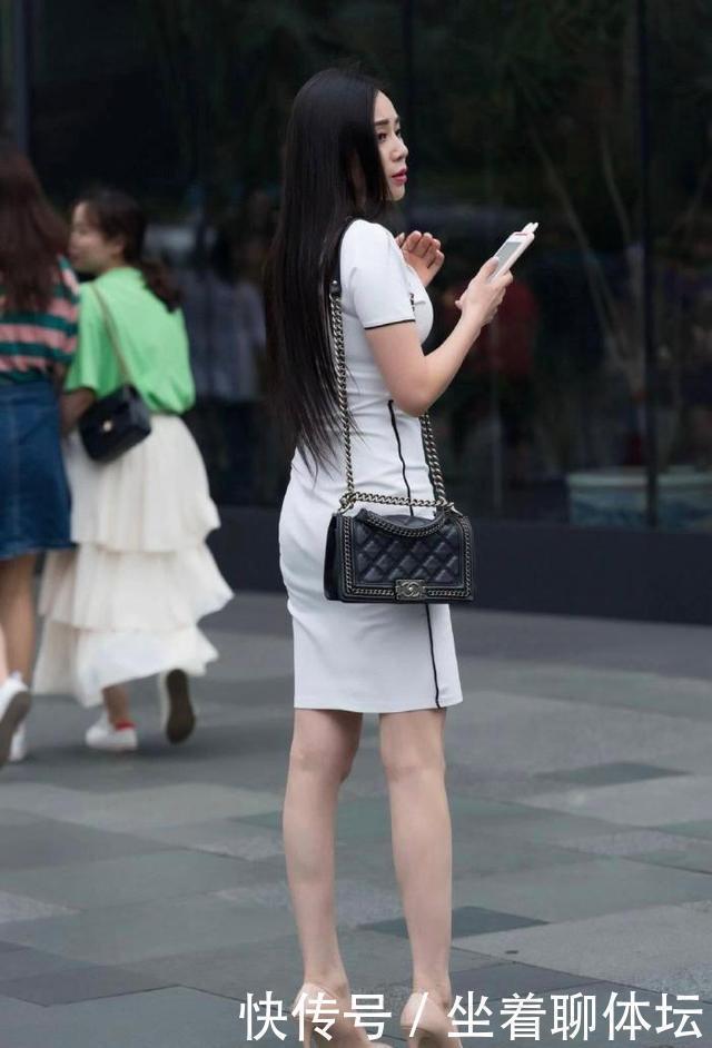 极简|极简风格的白色连衣裙,修身又时髦的穿搭,展示出最完美的自己