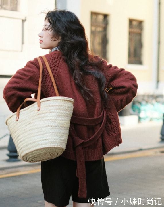 针织衫|纯色毛衣打造出亮眼造型的关键,还在于色彩搭配,最简单易学的穿法