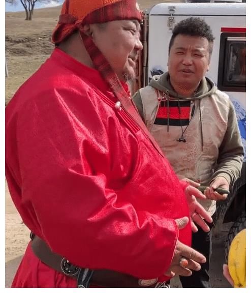 恩克近況堪憂，臉上浮現“黑斑”、痘痘，做青菜招待客人