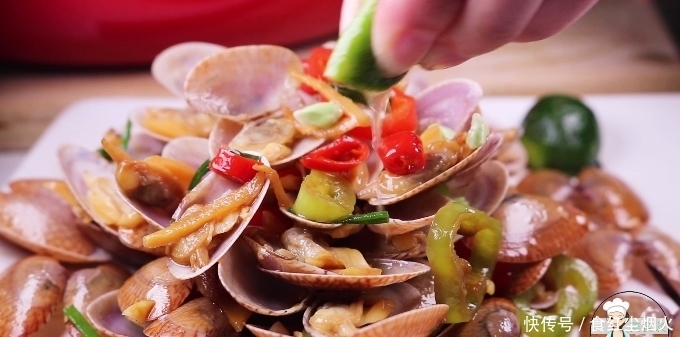 花甲|教你一个炒花甲的家常做法,锅里加点它又香又下饭,上桌就抢光了