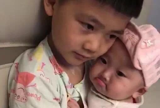 妈妈|妹妹犯错被妈妈教训了之后,一脸委屈地扑进哥哥怀里,画面温馨!