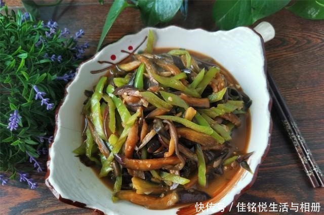 茄子|茄子和这个食材是绝配，做法少油更健康，好吃入味更下饭