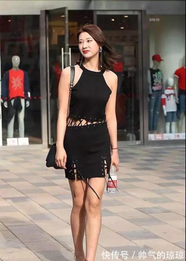 穿搭 美女搭配着一双气质的高跟凉鞋,绑带的设计让她看上去更加的迷人