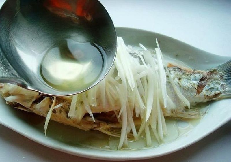 做清蒸鱼是先淋酱油？还是先淋热油？你做对了吗？