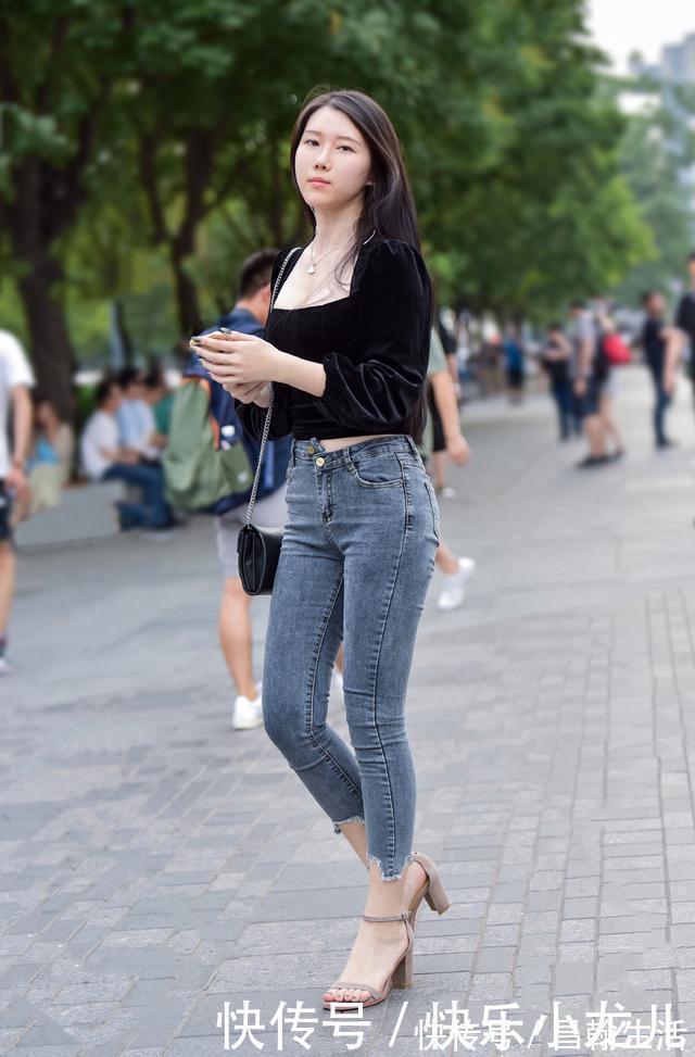 丝绒|牛仔裤修身的高手,简单的搭配让美变得与众不同,不得不爱