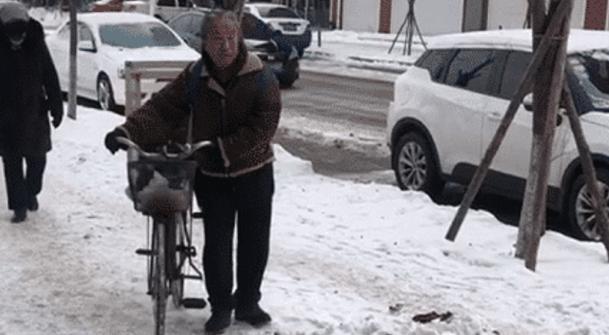 老人|防止娃冻到,爷爷制作拉风“全景天窗”,网友:国家欠我个爷爷