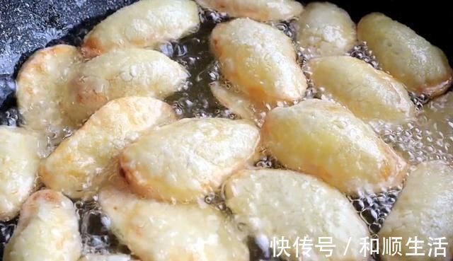 土豆又一个神奇的做法只要放盐水里泡一泡,个个鼓大泡,真解馋