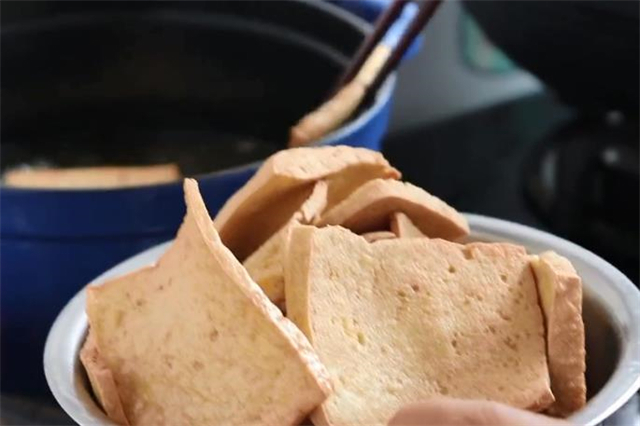 豆腐教你特色新吃法，酱香味十足，刚上桌就被抢着吃，实在太香了