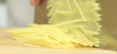 炒土豆丝不要直接下锅,多加“这1步”,土豆爽脆可口不粘锅