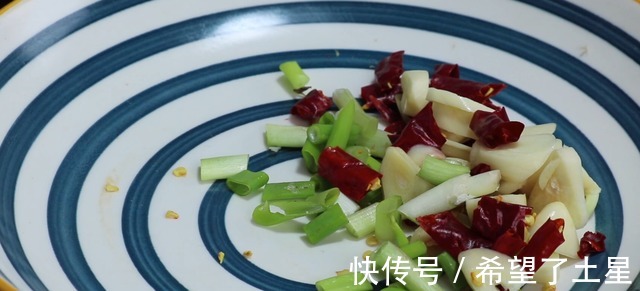 野生鲫鱼独特做法，做法很少见，上桌连鱼骨头渣都不剩！