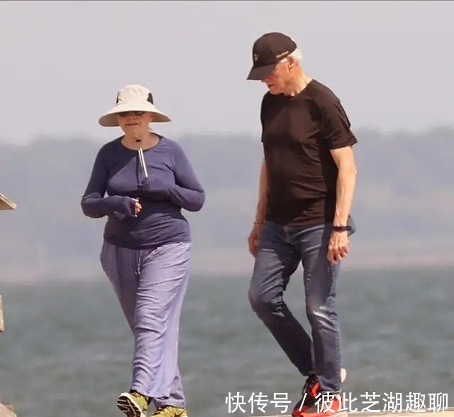 蕾丝|克林顿夫妇逛海滩,两人并排行走保持距离,希拉里惊现“游泳圈”