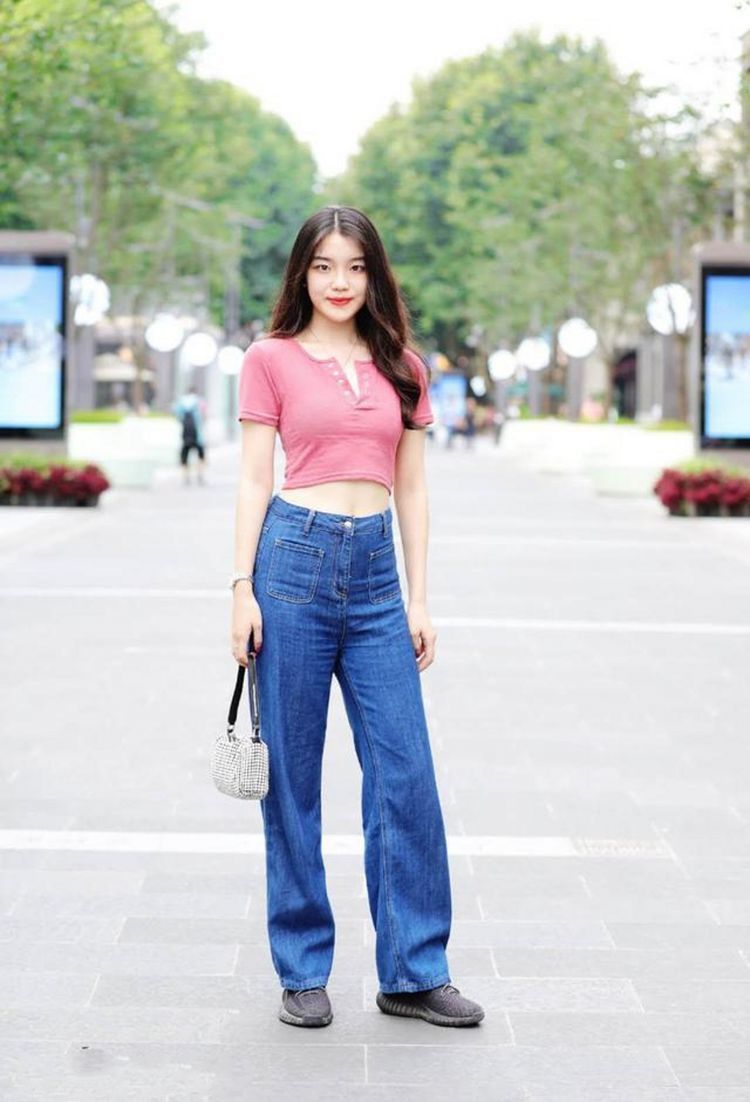 短裤|街拍:粉色短西装搭配白色短裤,穿出十足少女范,这身材堪称绝美