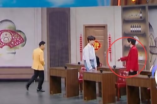 保姆 华晨宇哪来的优越感?仗着有洁癖把丁程鑫当保姆,让对方跪地收拾残渣