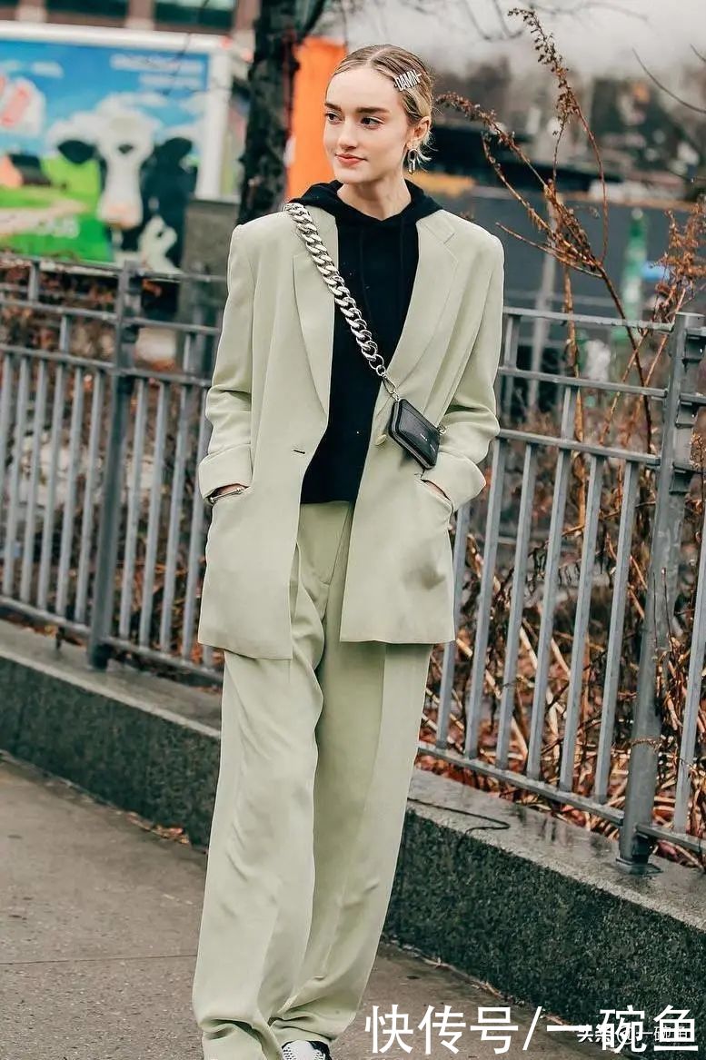 今春爆流行的“薄外套”，有这4件就够！30个穿搭模板，好看