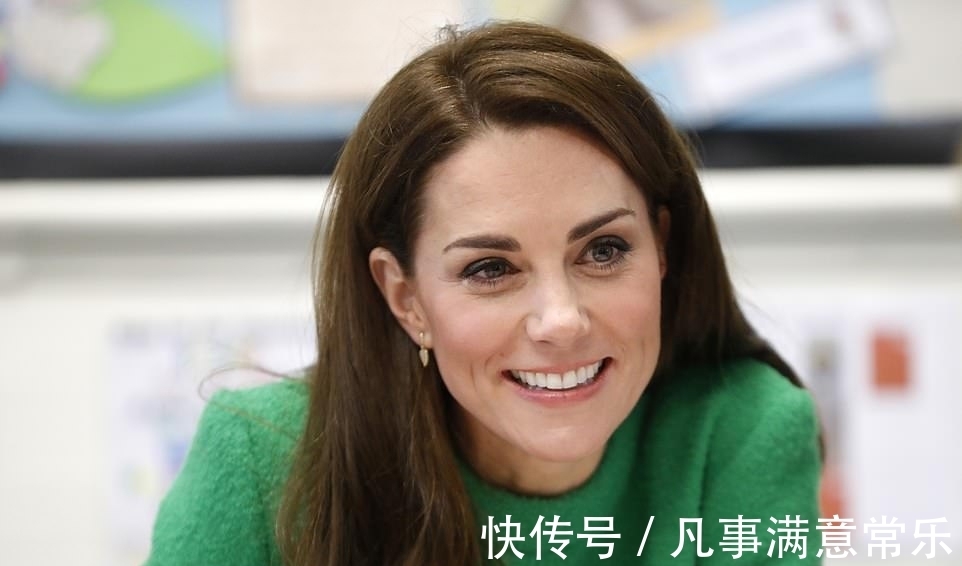 卷发|凯特王妃穿“绿色”连衣裙配打底裤，换长卷发发型，真有女人味！