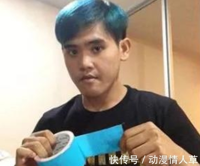 cospl泰国小哥最硬核的一次COS,全身用蓝色胶带缠住,作品还是悬空的!