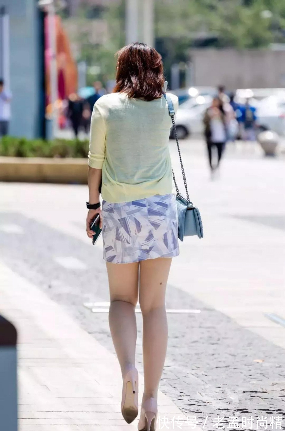 性感|街拍: 简约的装扮但穿出不一样的美, 性感妩媚迷人的成熟美少妇!
