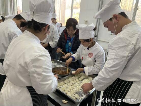 冬至|聊城高级财经职业学校师生包水饺迎冬至