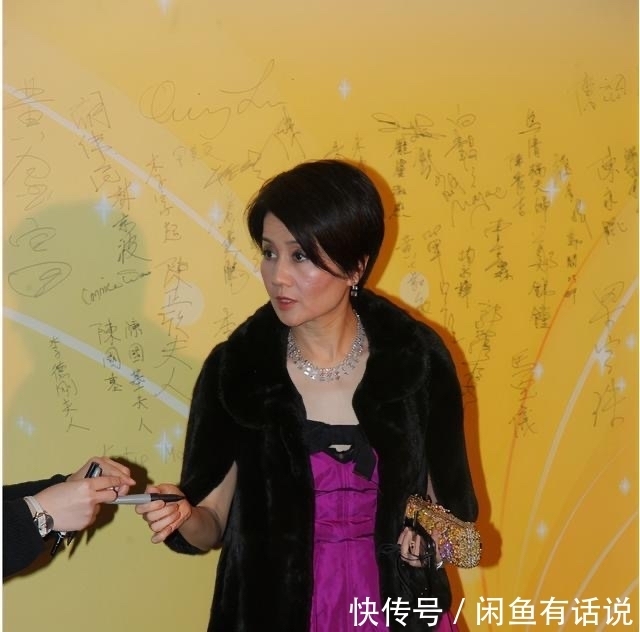 玫紫色|梁安琪到底是豪门阔太,一般阿姨不敢试的玫紫色,照样穿出贵妇范