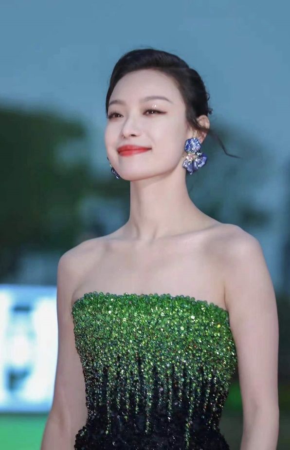 星光閃耀 照亮鷺島！ 明星大咖紛紛登場(chǎng)第34屆中國(guó)金雞百花電影節(jié)閉幕紅毯