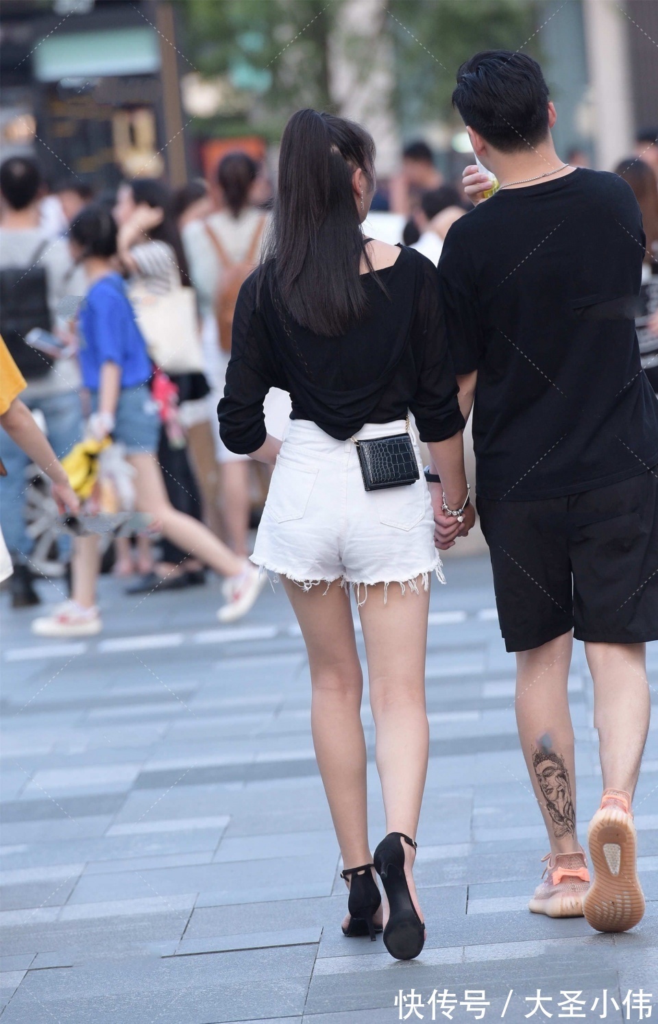 街拍|美女街拍:有这么漂亮的女朋友,你还会盯着其他女生看吗?我反正是不会