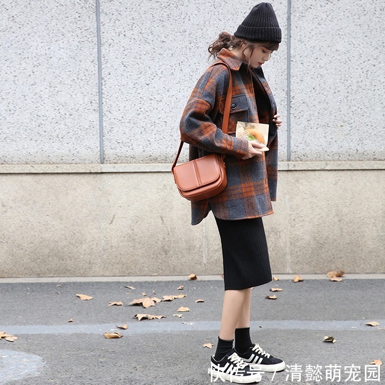 女人味 今年流行这么穿:羊羔毛外套阔腿裤,配短靴,别说,简直美上天