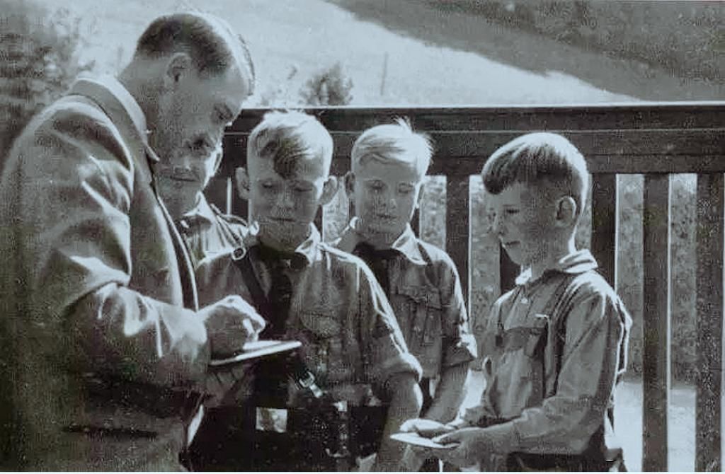 历史|历史上过目难忘瞬间：戴假发逃亡的列宁，图13娃娃兵排队索要希特勒的签名