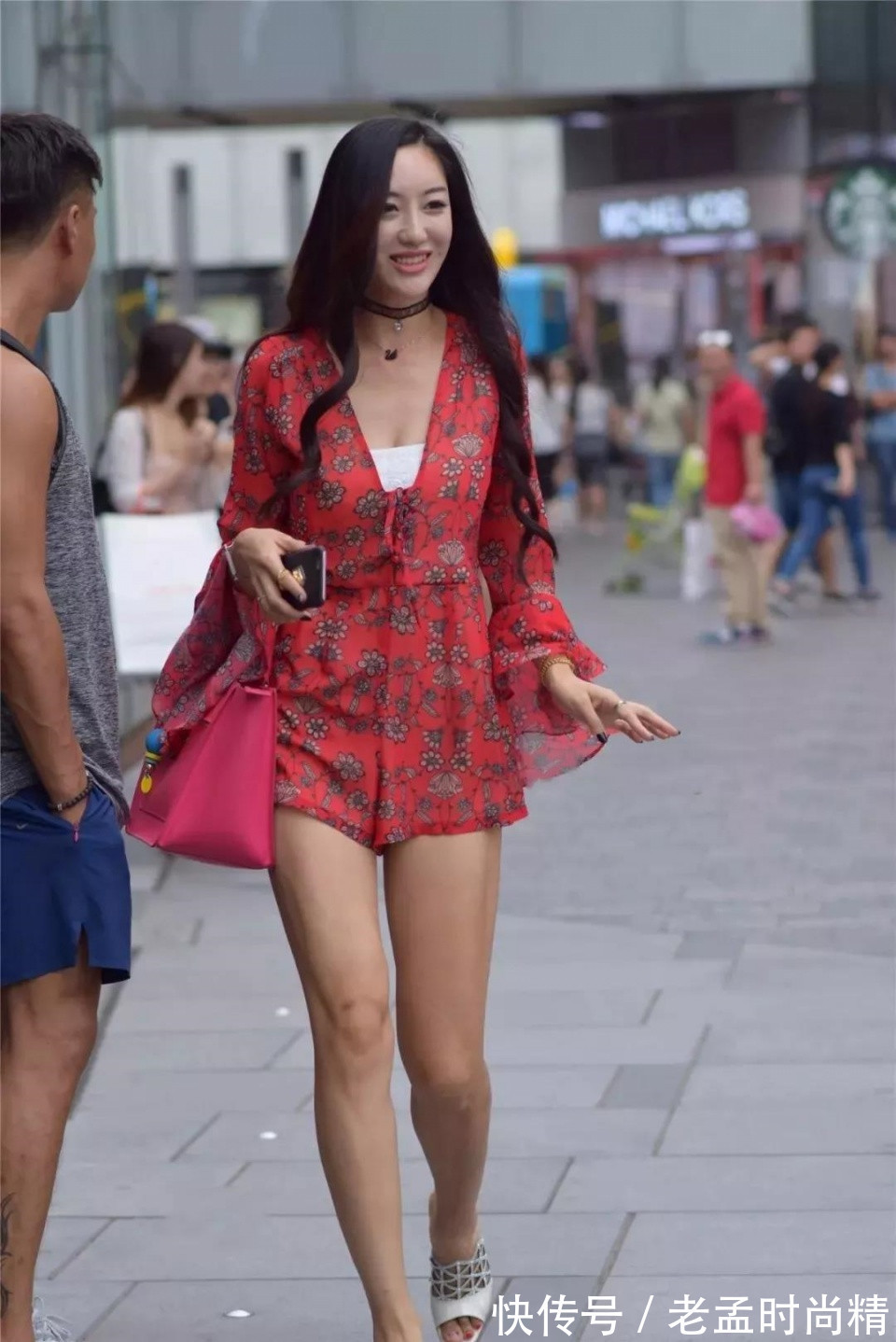 绸缎短裙|街拍: 穿红色绸缎短裙的性感靓丽美妇, 优雅的气质风度翩翩!