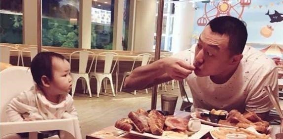 儿子|爸爸带双胞胎儿子出去玩,快天黑了都没回家,妈妈找到后哭笑不得