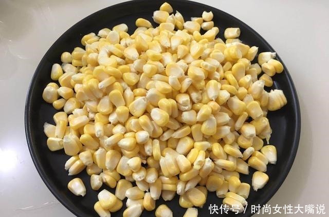 玉米烙的家常做法,金黄酥脆,入口香甜,一上桌就被抢光光