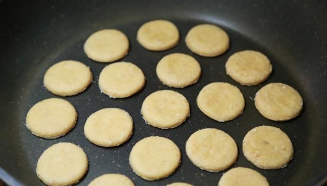 燕麦片中加4个鸡蛋，不用水不用蒸，鲜甜松软，比包子馒头还好吃