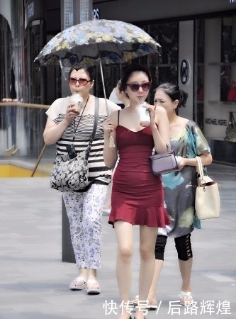 十足|街拍:美女身姿风韵十足,性感丰满至极,你喜欢吗?