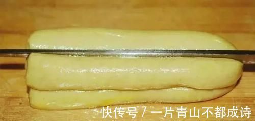 油条|炸油条,用酵母是“大错”1斤面加9克它,膨松酥脆,个个空心