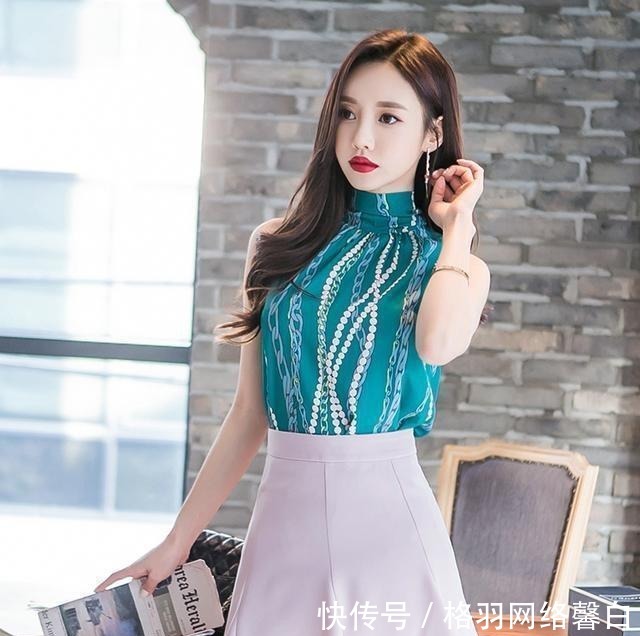 显得|街拍:孔雀绿的颜色显得小姐姐高贵优雅,再配上一件藕粉色的裙子