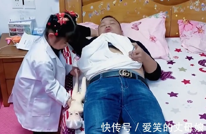 剖腹产|女孩给爸爸做“剖腹产”,简单粗暴“剪开肚皮”后,成功取出宝宝