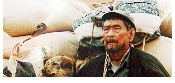 程鹏@1993年,他带狗参演《老人与狗》,电影拍完人与狗皆被处死