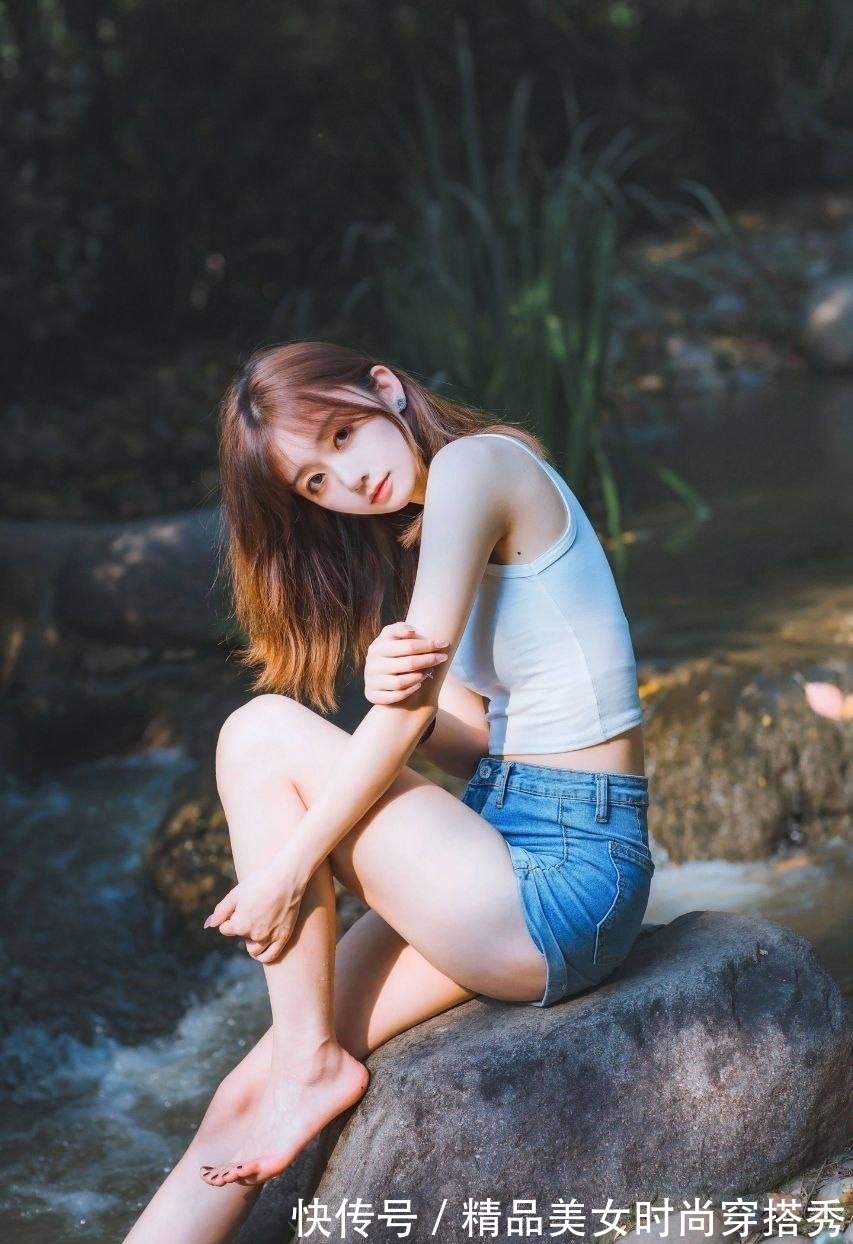 背心|说到小姐姐们最喜欢的穿搭单品,莫过于吊带的背心和牛仔短裤了