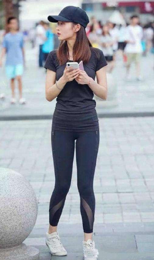 身姿 时尚太阳帽,黑色T恤搭配打底裤,贴身剪裁的让你更加的美丽