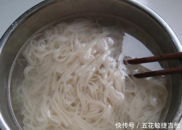 爽口|煮面条，开水下锅就错了，牢记这4个小妙招，面条爽口又筋道