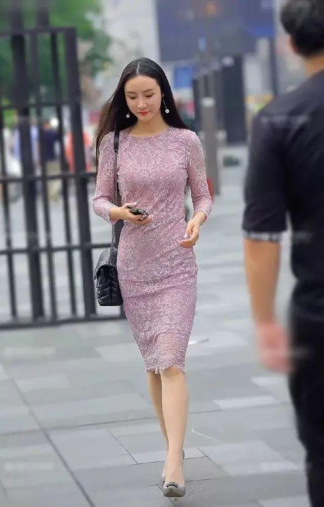 简约风|面带笑容的美女,身穿格子外套配喇叭牛仔裤,时尚大气