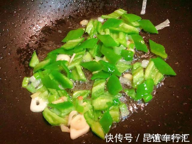 宽粉|尖椒炒东北水晶大拉皮,三分钟出锅的快手菜,谁吃谁香