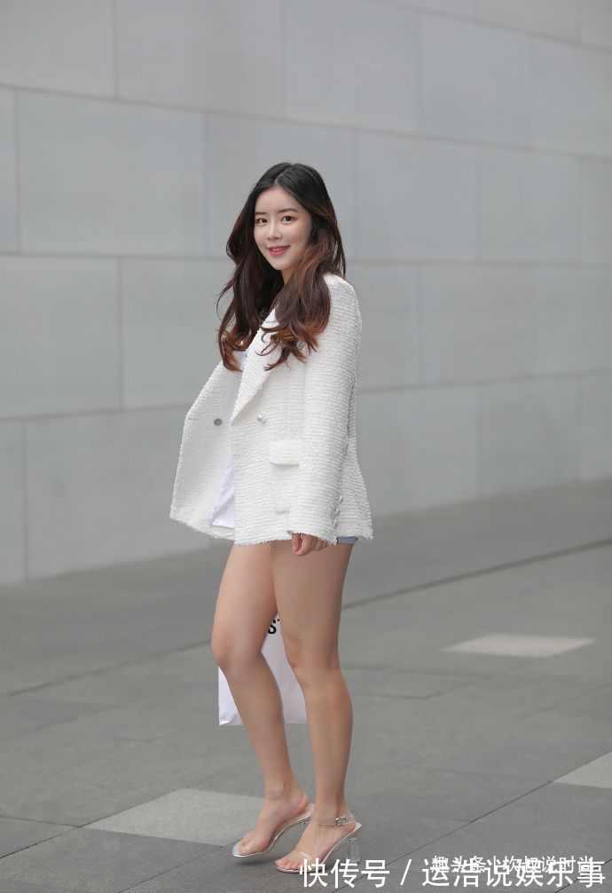 V领衫 初秋清新穿搭,V领衫配小短裤,轻松打造“纯欲风”!