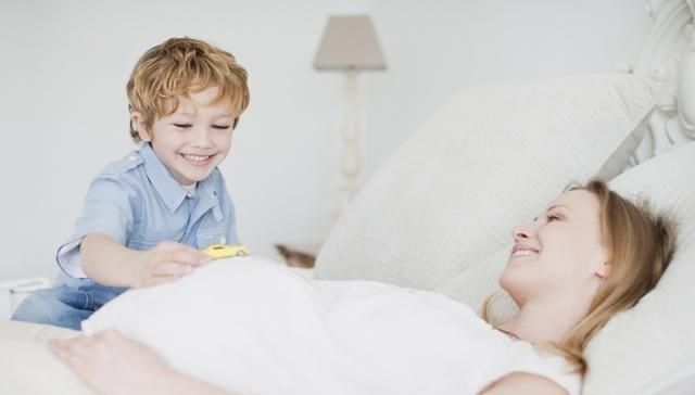 现象|怀孕后，肚皮经常发硬发紧，排除分娩信号，或许和这些事也有关