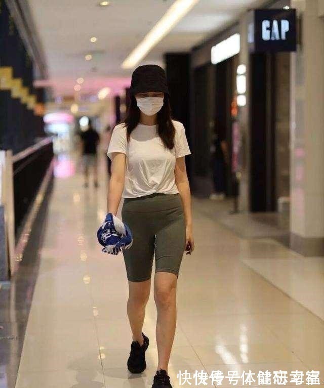 打底裤 黑色打底裤搭配短款红色上衣,柔滑细腻,较青春时尚!