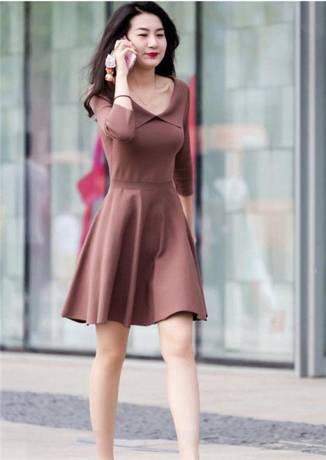 出行|街拍:身材完美的小姐姐穿一身黑色的衣服出行,气质显得不同凡响