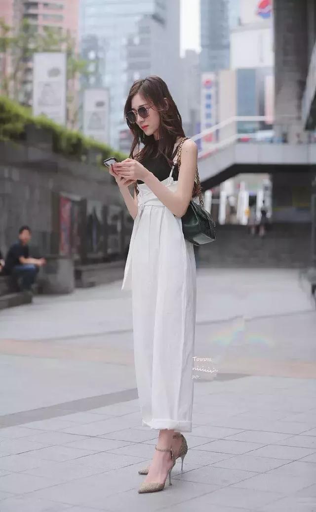 街拍小姐姐一件简单的T恤搭配牛仔短裤,少女感十足